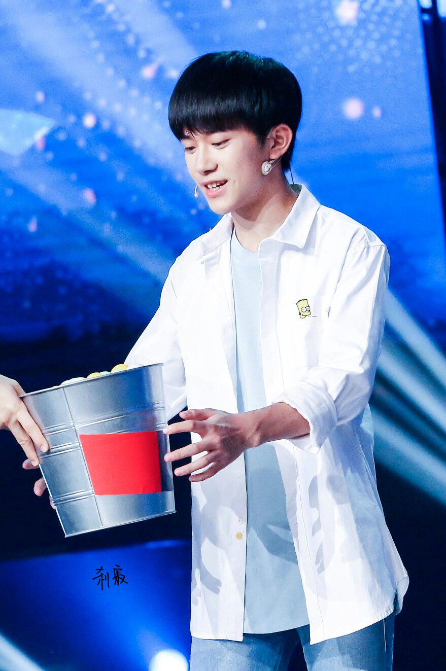 易烊千玺#tfboys 加油向未来录制花絮 高清 帅气 可爱