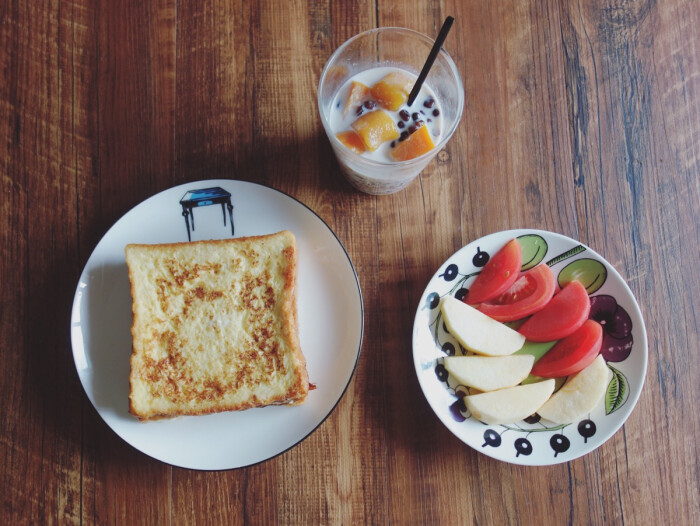 法式土司,芋圆红豆西米地瓜牛奶,苹果西红柿。