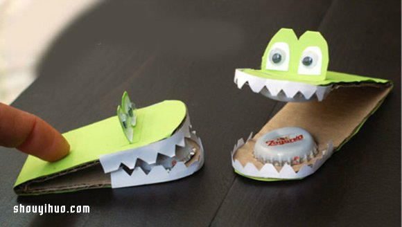 利用硬纸板和金属瓶盖来diy制作鳄鱼玩具,嘴巴还可以一张一张的呢