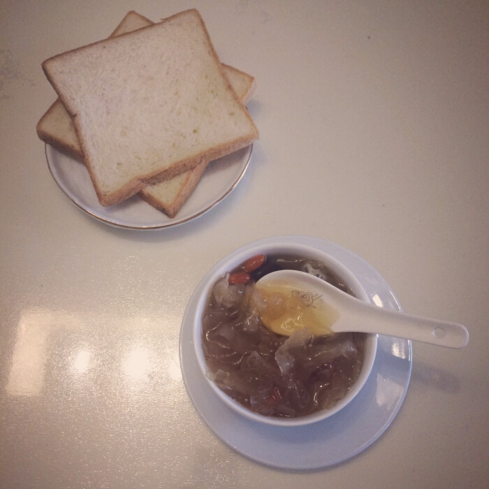 一个人的早餐,两片全麦吐司和银耳红枣羹
