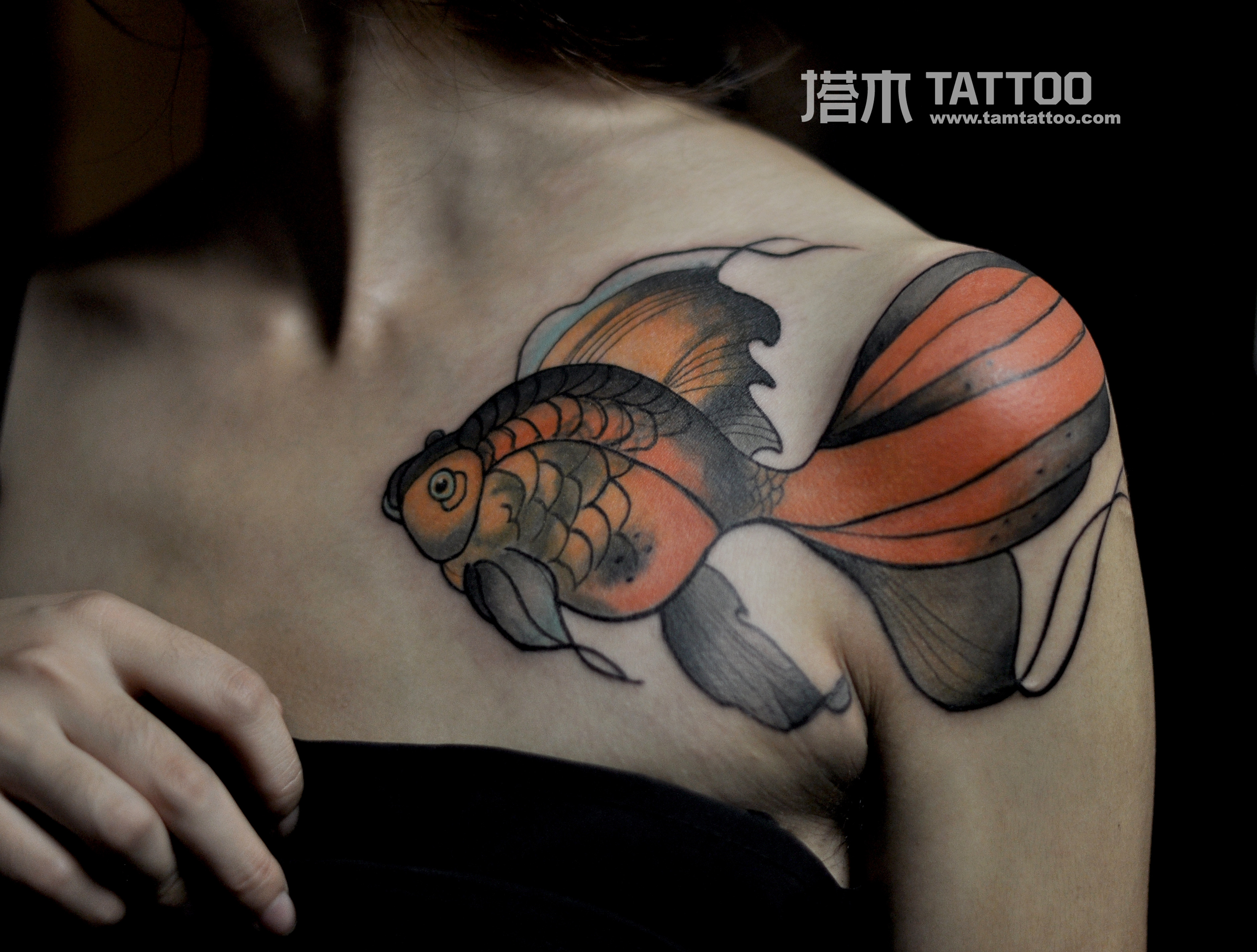 女孩胸前金鱼纹身图案,遮盖纹身图案.