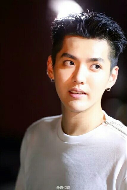 吴亦凡 kris exo 花美男 偶像 明星 帅哥 小鲜肉 锁屏 人物 杂志 屏保