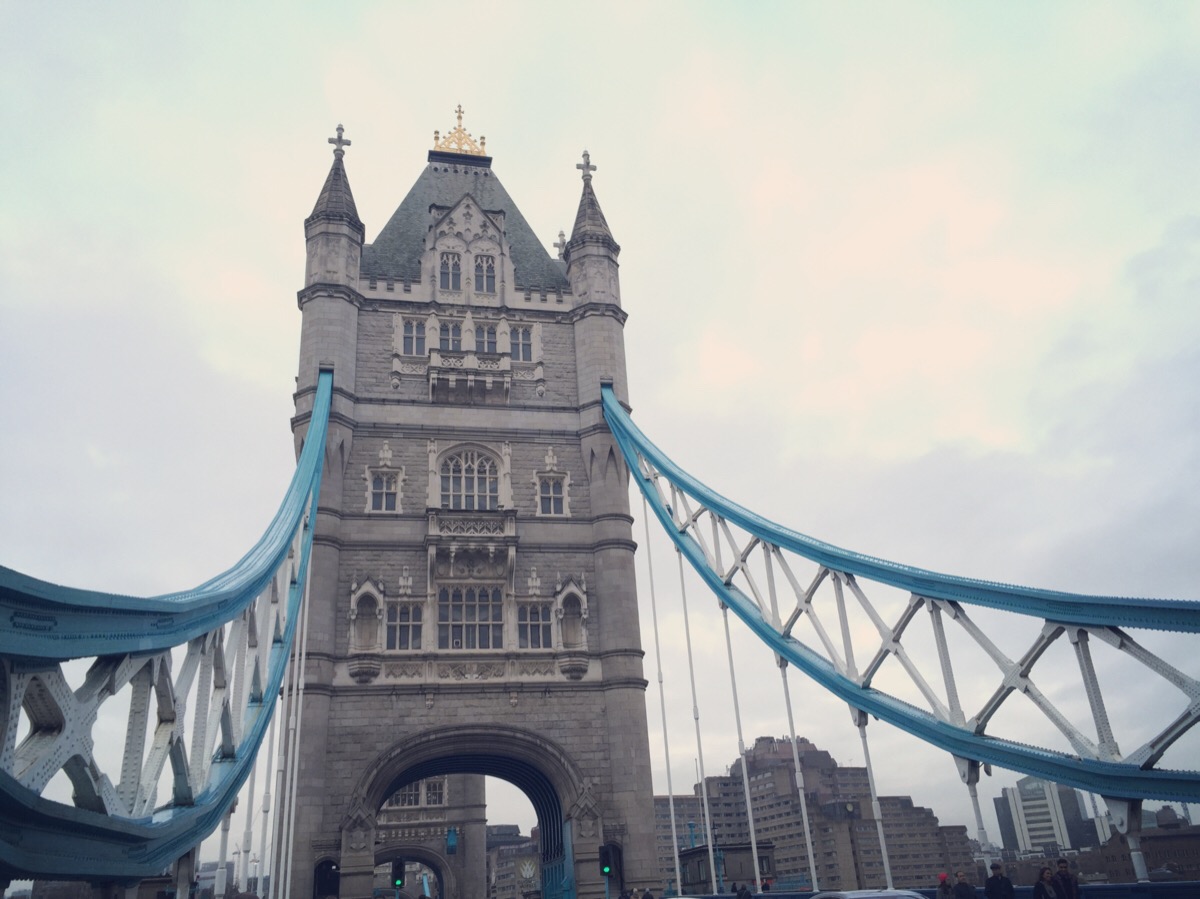 伦敦塔桥(英文名:tower bridge),伦敦塔桥是从英国伦敦泰晤士河口算起