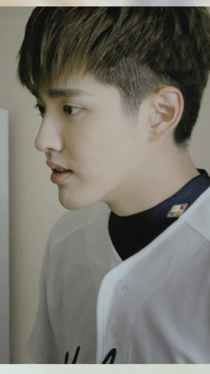 吴亦凡 kris exo 花美男 偶像 明星 帅哥 小鲜肉 锁屏 人物 杂志 屏保