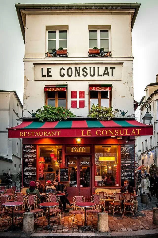 法国巴黎蒙马特区的一个咖啡店,那边的人好像很少去星巴克呢.