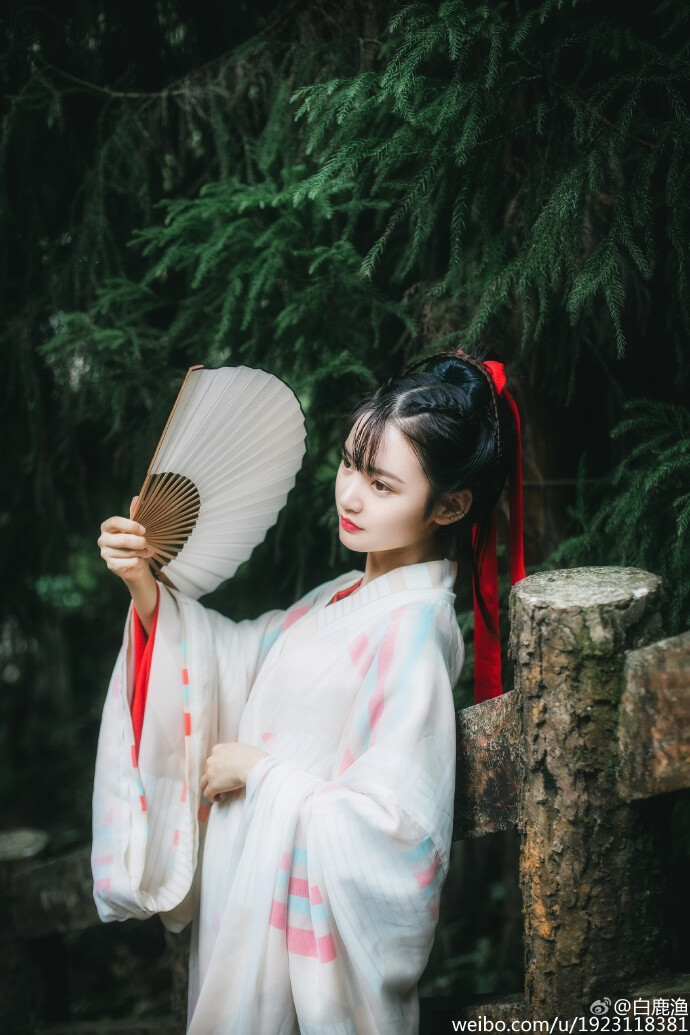 本来想帅一点的 却发现帅不过三秒摄影\/妆发:@流云蕊