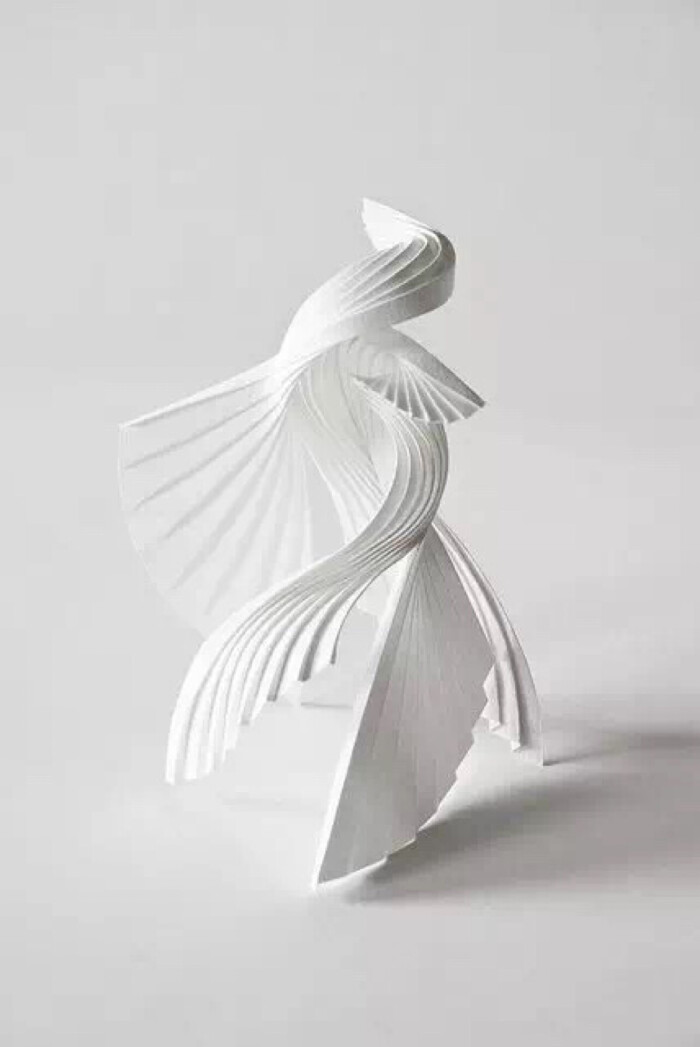 英国艺术家richard sweeney 将「折纸」中善用一张纸成形的技术发挥到