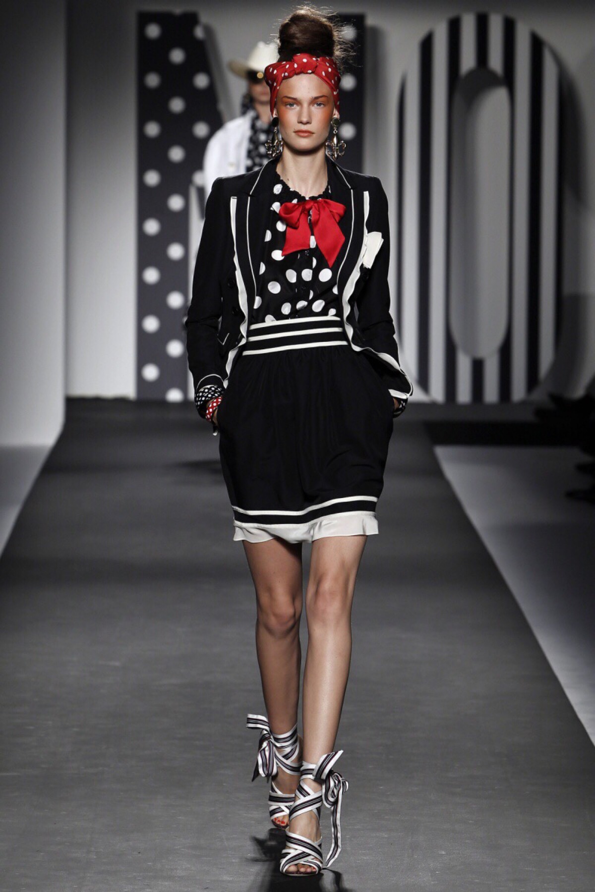 moschino(莫斯奇诺)2011春夏时装周.