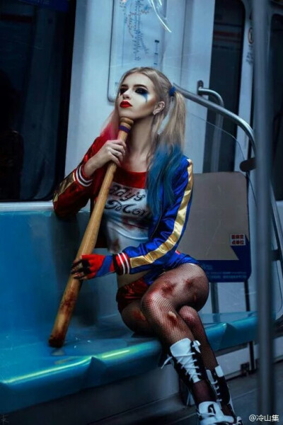 上放出了一组自己cos小丑女harley quinn的照片,许多人表示非常惊艳