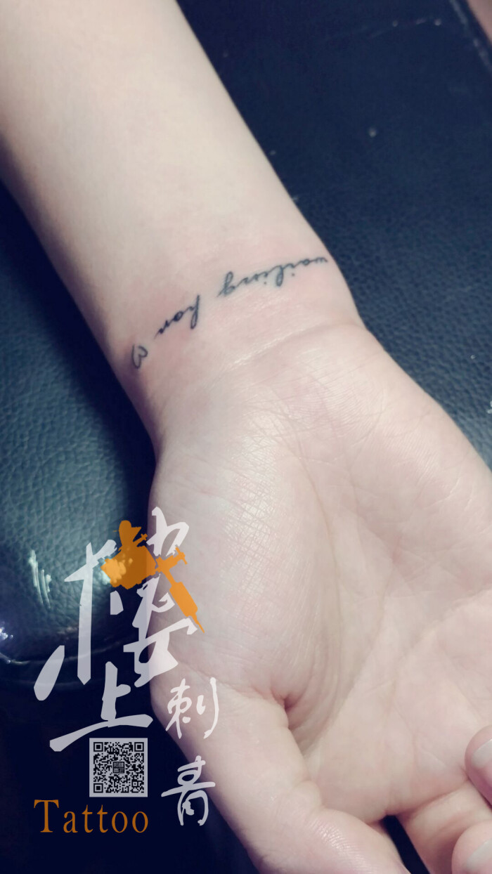 女生手腕字母小纹身