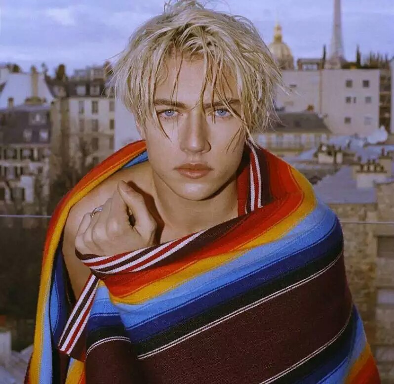 【lucky blue smith】