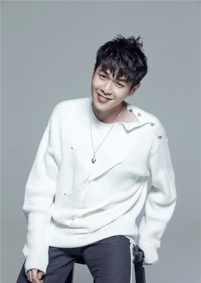 【张若昀生日大片曝光 白衣暖笑化身阳光男…