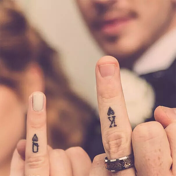 手上tattoo 戒指一直都是爱情承诺的象征,但今天大家看到的这些情侣