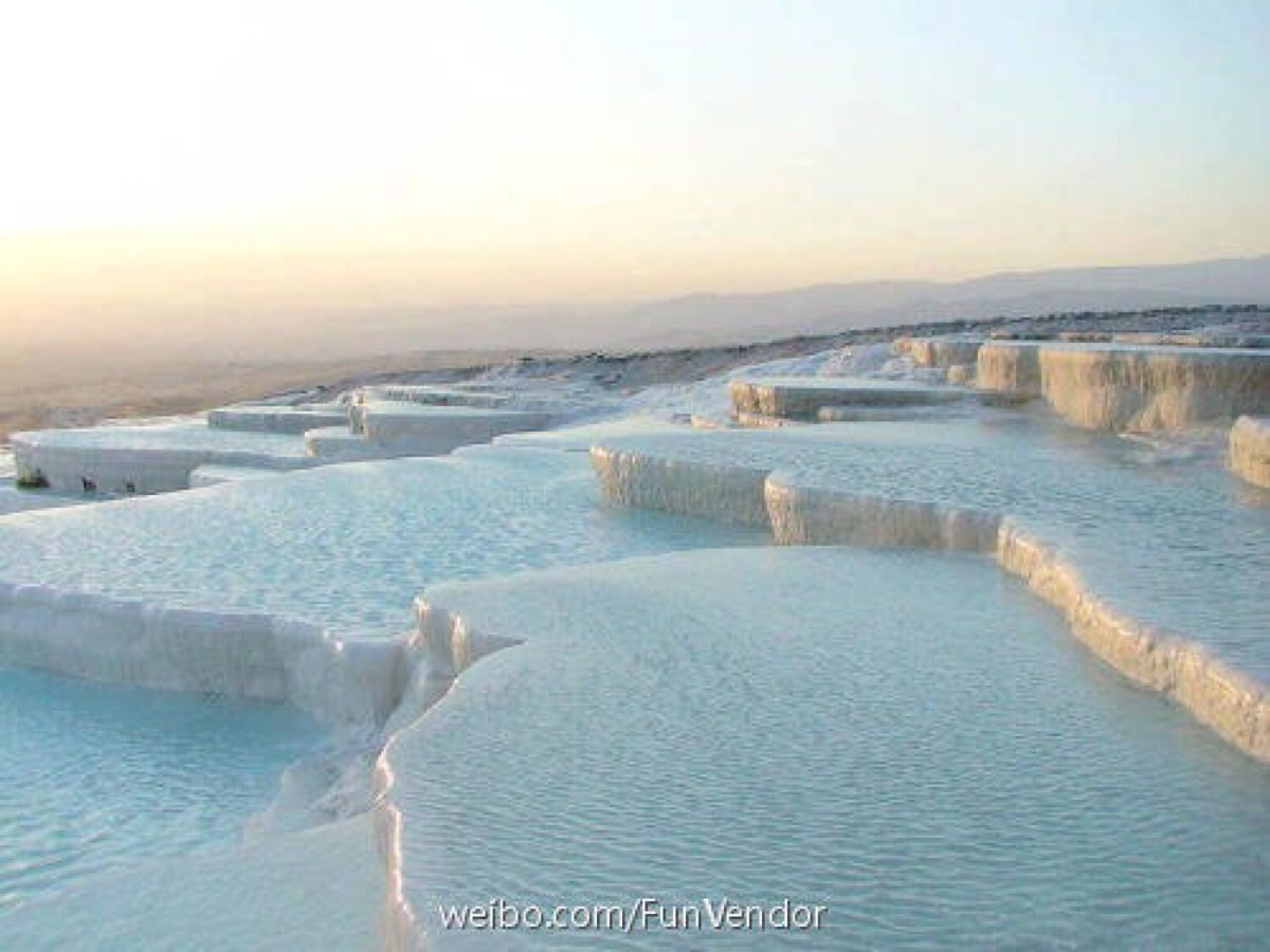 位于土耳其西南代尼兹利省的棉花堡温泉,因该地像一座雪白的城堡而得