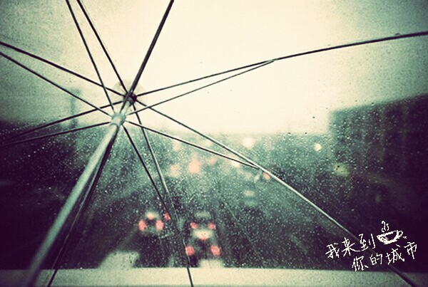 恋上一座城#又下雨了,和你同一座城,一个人在雨中,孤零零的.