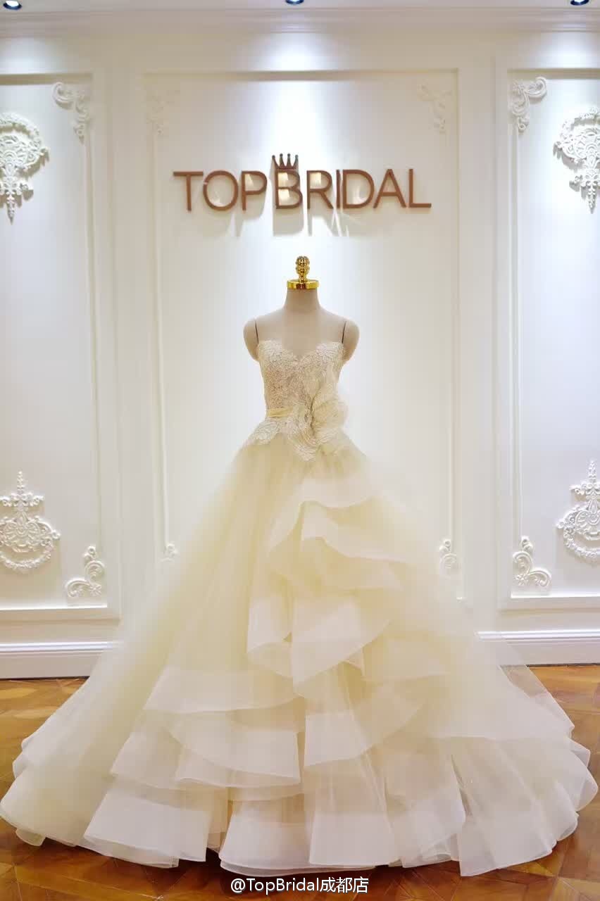 这件在topbridal成都店 备受#top新娘# 们喜爱的lazaro婚纱在9月份会