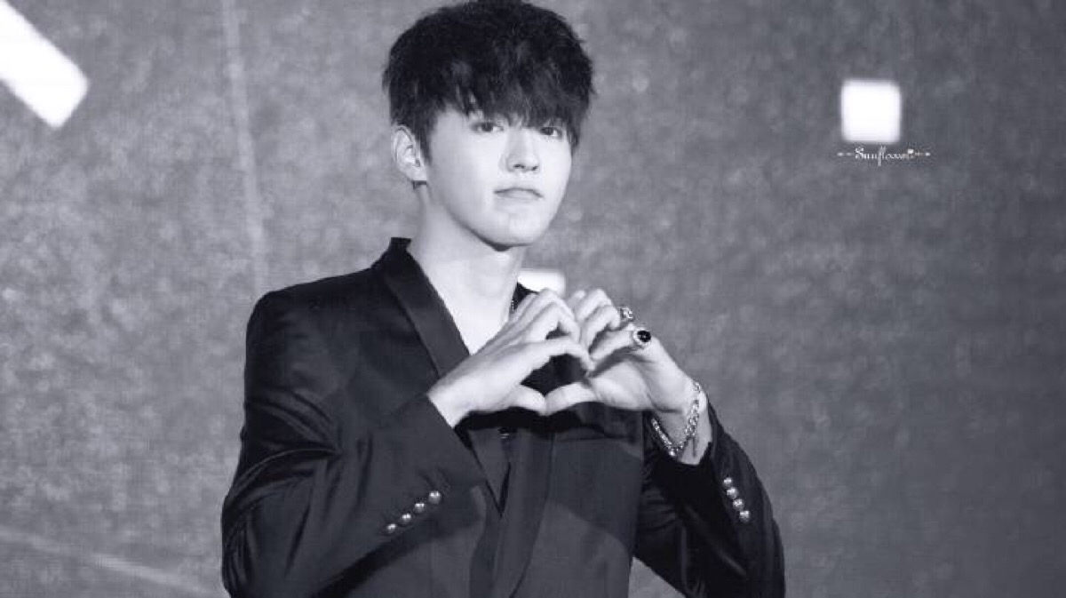 吴亦凡 比心