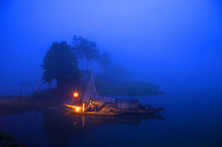 一条孤舟,一盏孤灯,遗失在湿凉的迷雾中.