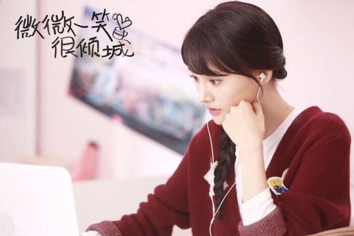 微微一笑很倾城,郑爽。麻花辫加朱红色毛衣外