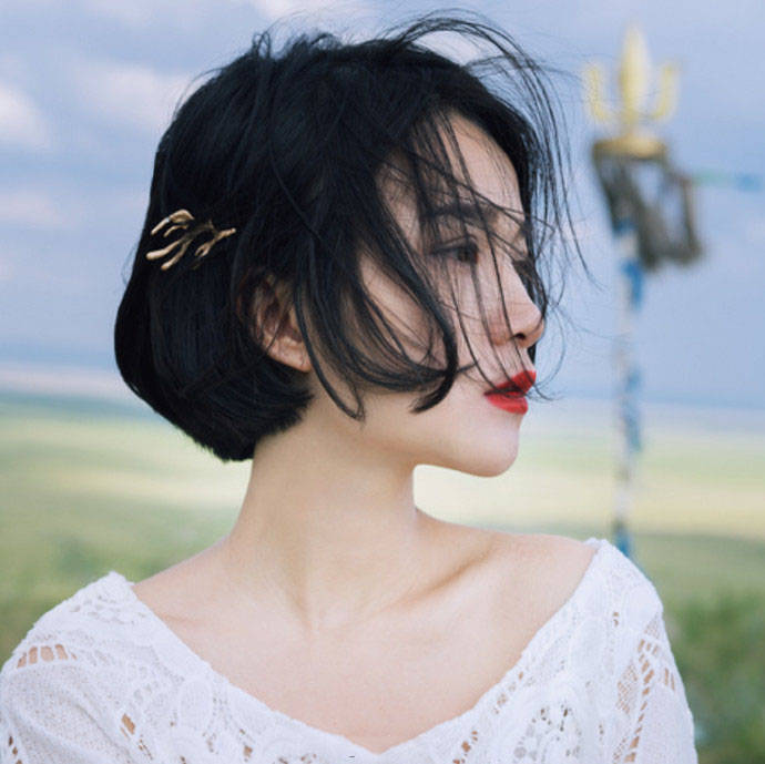 短发 女生发型 头像 发夹