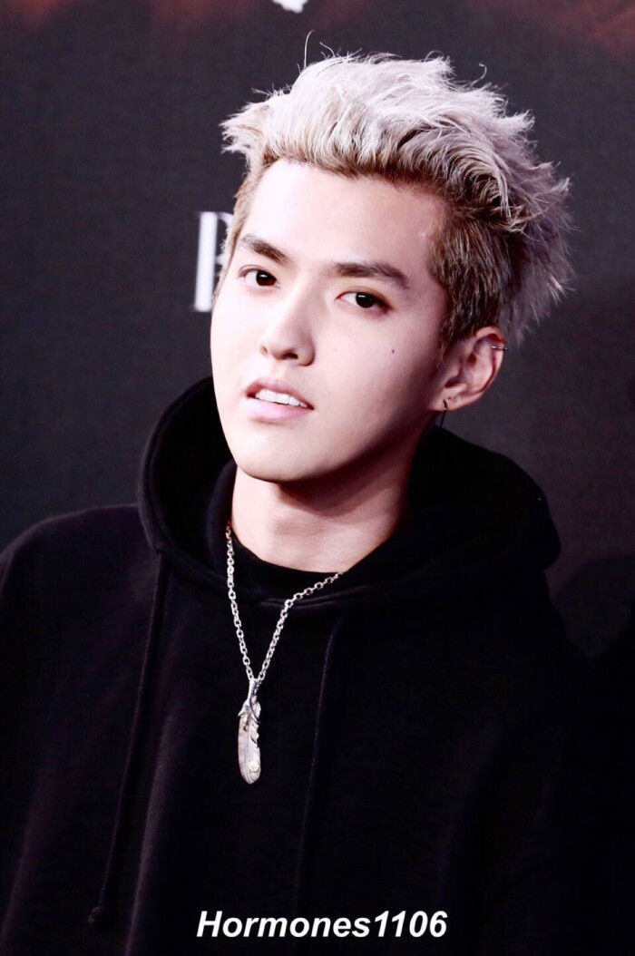 芭莎明星慈善夜,轻松自在帅,吴亦凡