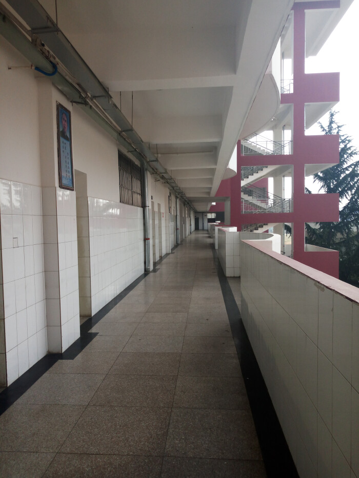 中学校园走廊