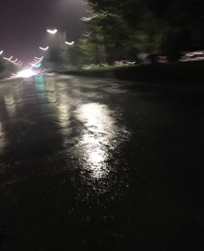 一个人静静的在雨里走着……看着夜散发出的昏黄灯光……这样的雨夜让