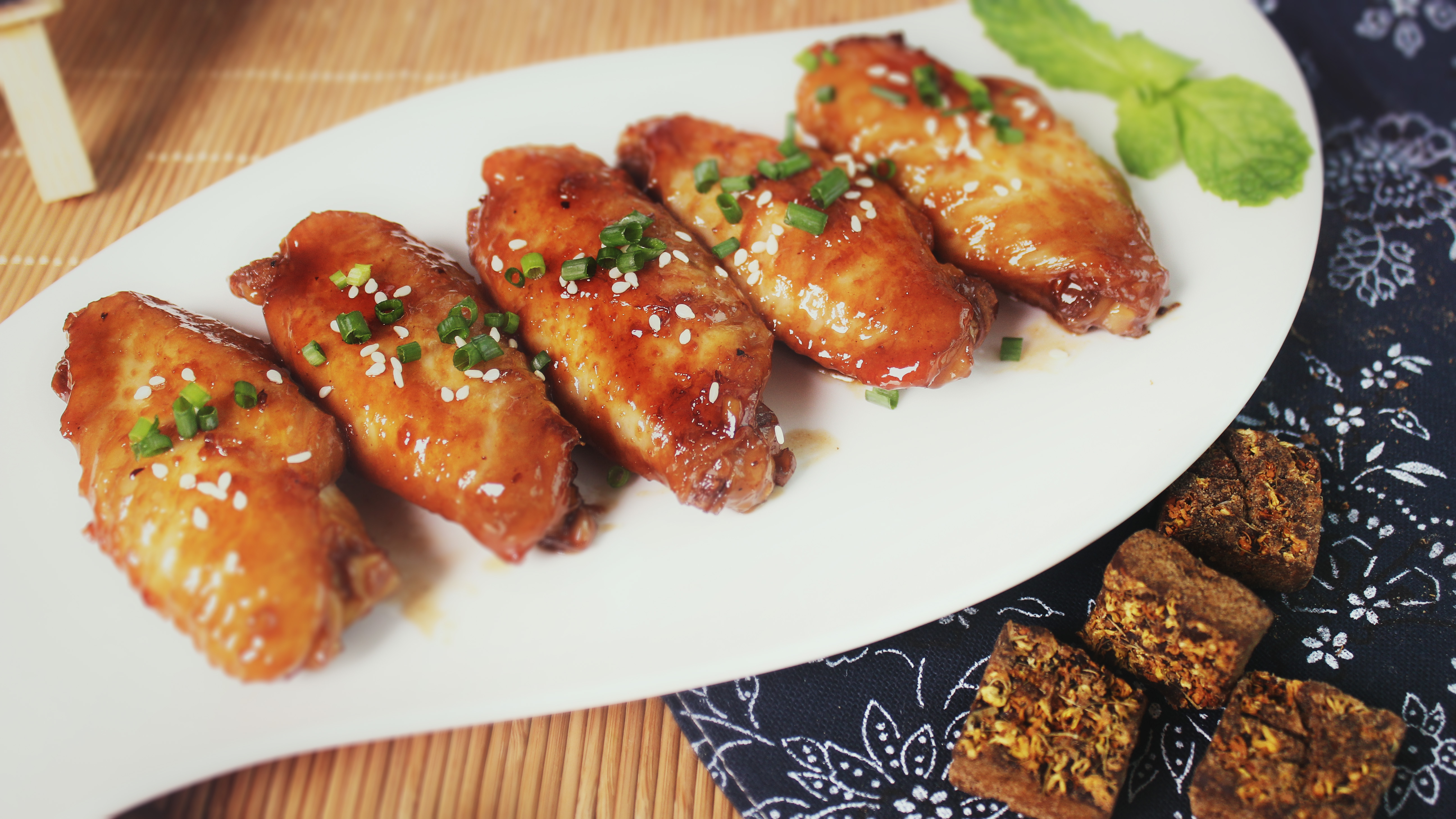 「蜜汁红糖鸡翅」食材:红糖,鸡中翅,生抽,葱花,姜片,蒜,料酒,白芝麻.