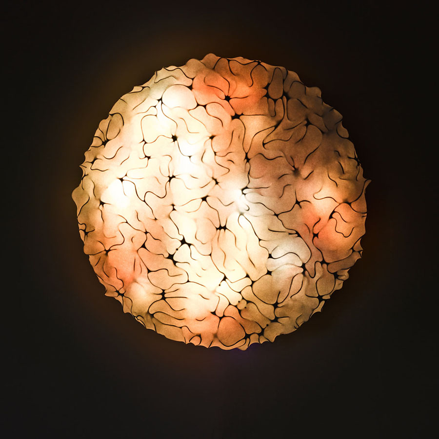 【光的艺术】艺术家和设计师阿尔比创造了迷人的幸运灯,它是流动的