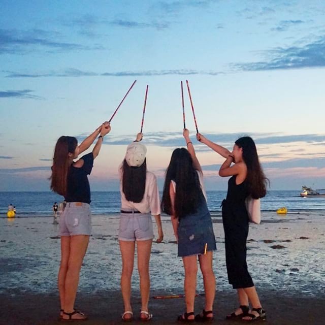 "和好闺密一起去海边玩,晚上一起放烟花吃烧烤"――嗨,我想要的生活