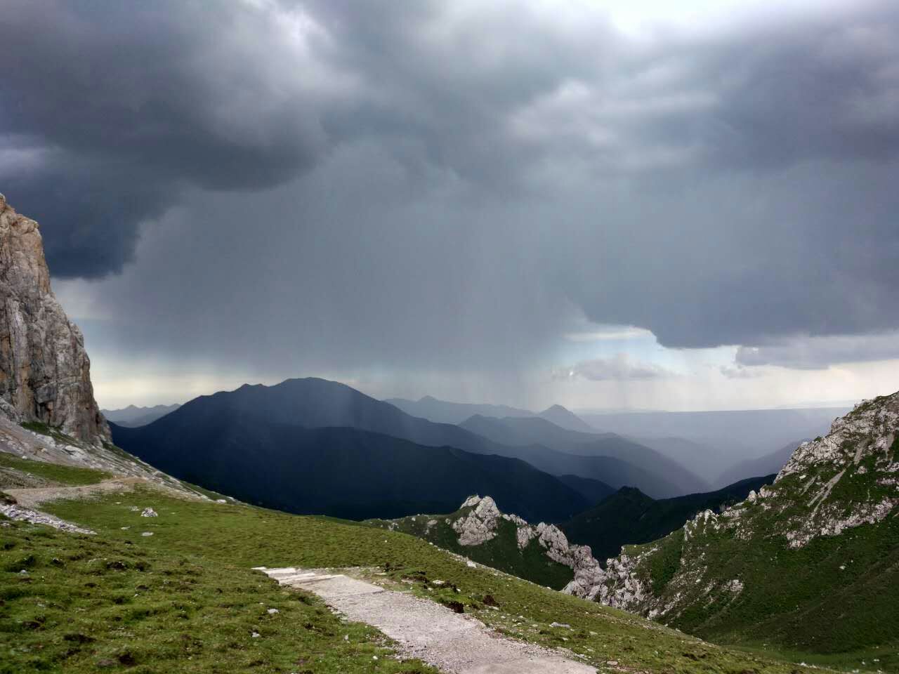 山顶观雨