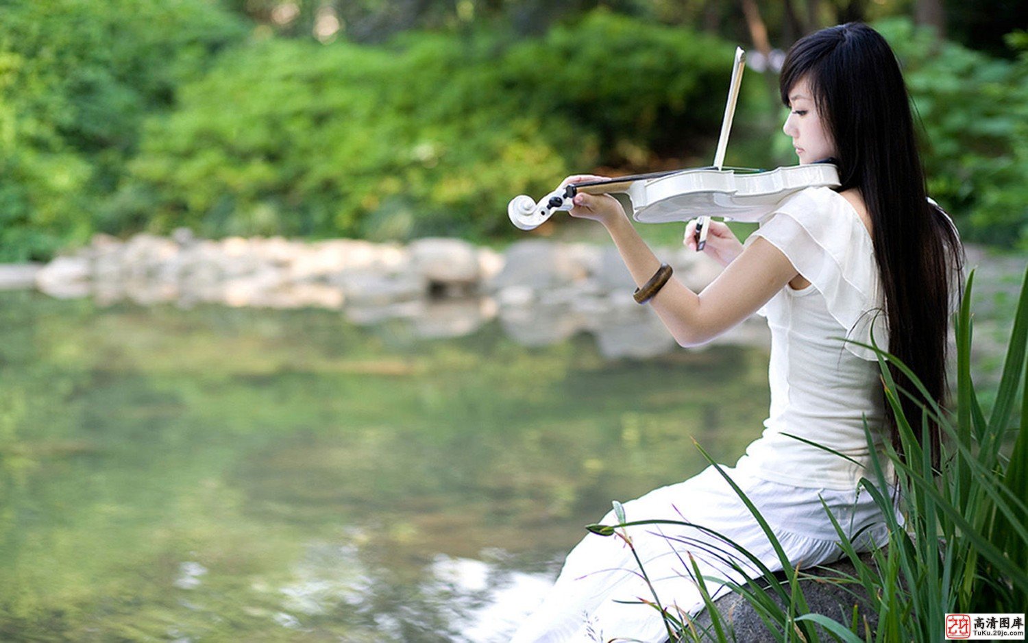 坐在湖边拉着小提琴的长发美女_ 美女图片_桌面壁纸_高清图片_图片