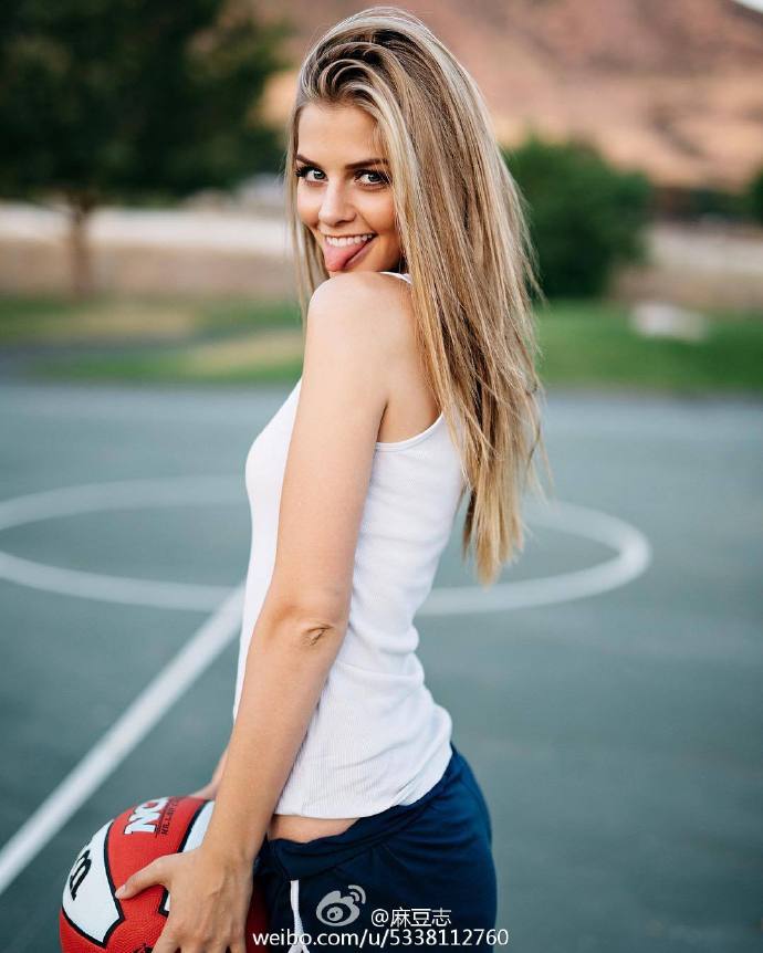 女模marina laswick 吐舌头的时候真可爱 ins:marooshk