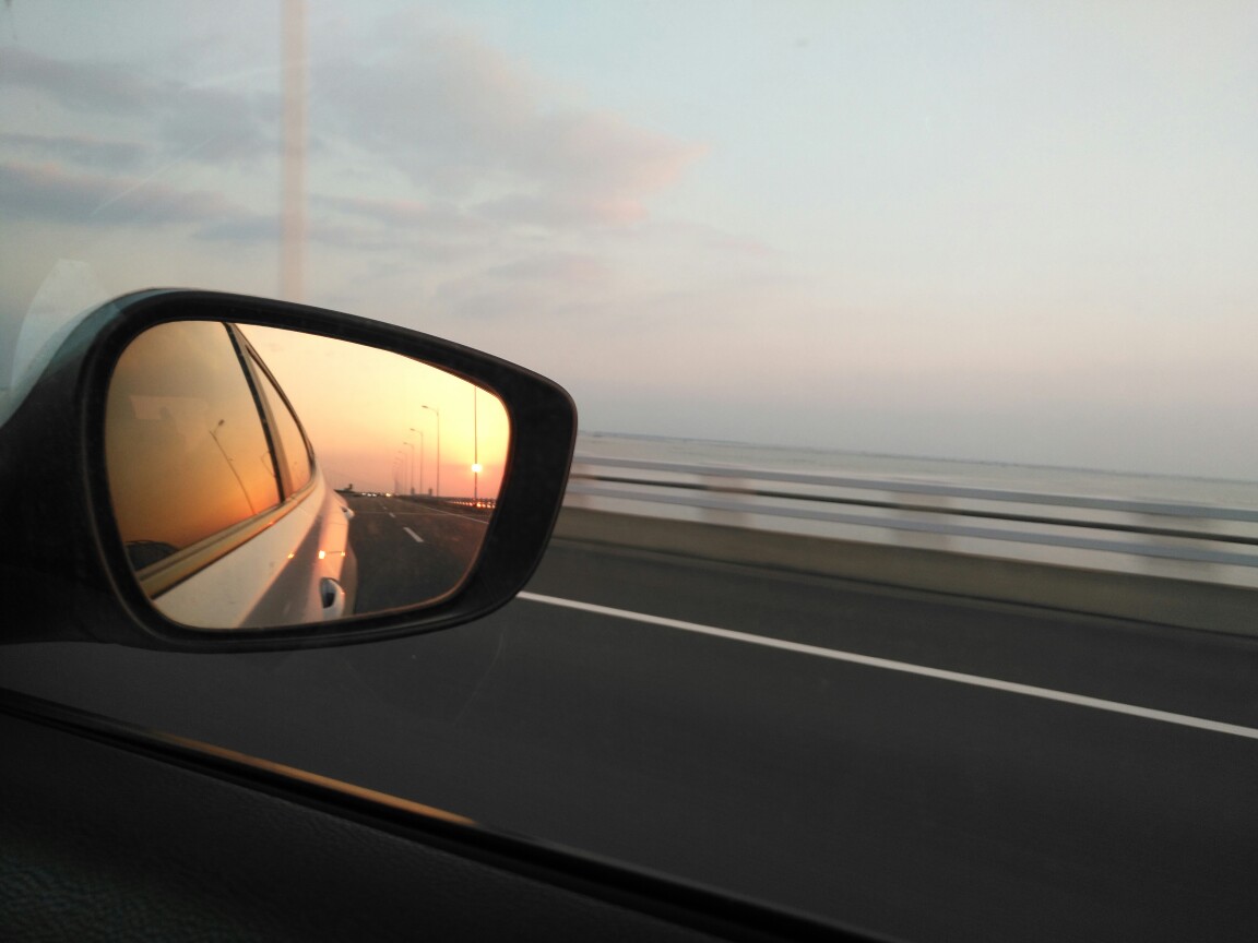 夕阳下,高速上奔驰