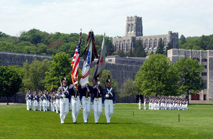 point),常被称为西点军校,是美国第一所军事学校,也是美国陆军的军官