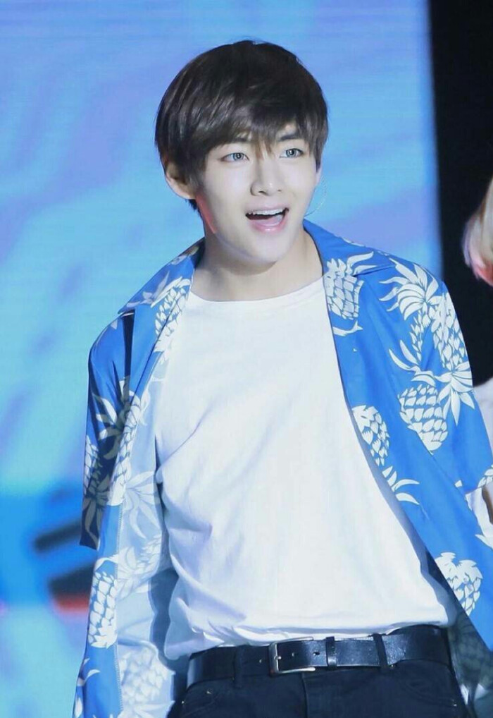 防弹少年团四次元少年金泰亨 V 戴美瞳的美少