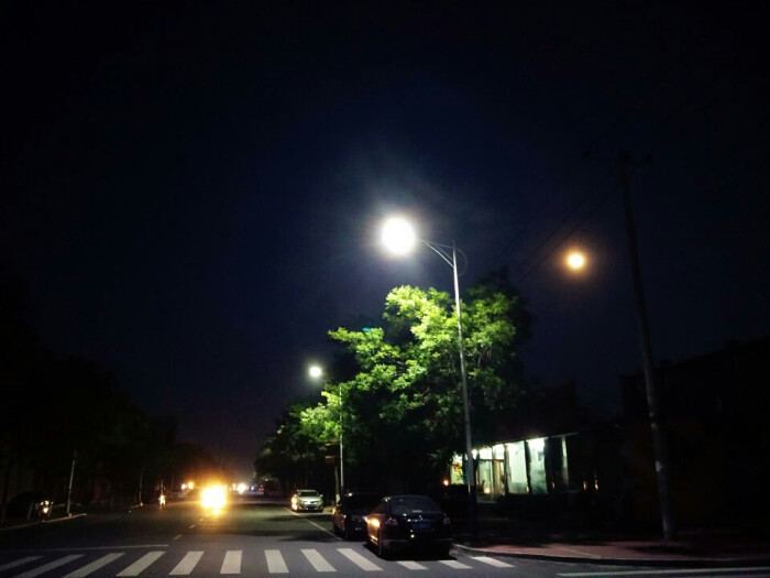 喜欢这种宁静的夜晚和街道.大城市绝对体会不到.