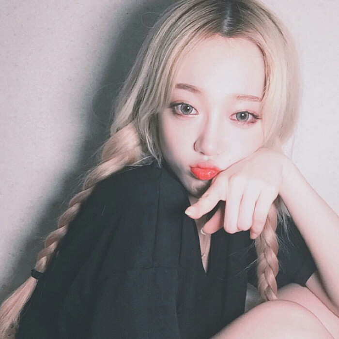 麻花辫 嘟嘴 女生头像