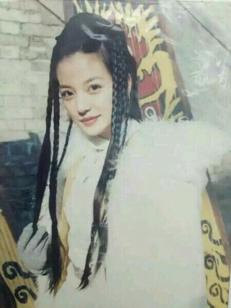 她是谁?----侠女闯天关陆剑萍赵薇!