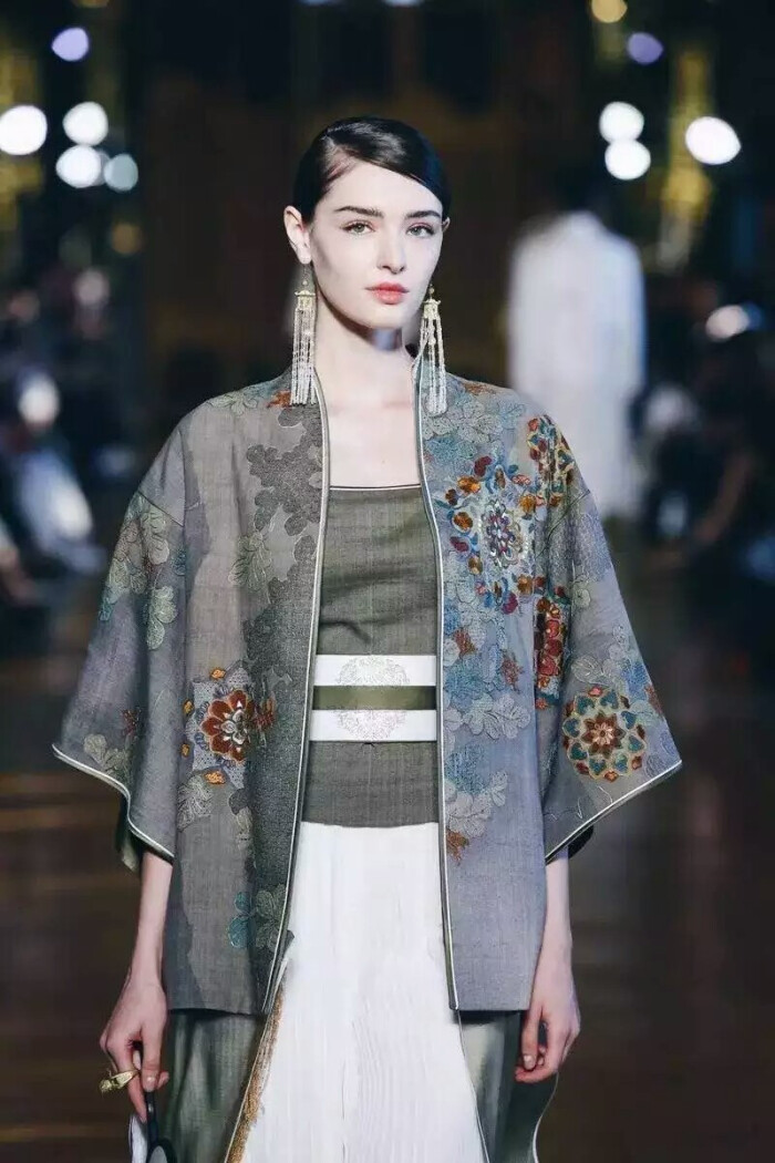 巴黎时装周上品牌Heaven Gaia的中国风服装…