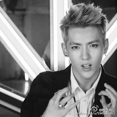 吴亦凡 kris exo 花美男 偶像 明星 帅哥 小鲜肉 锁屏 人物 杂志 屏保