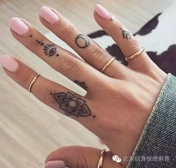 手指上的小纹身 #纹身美图# 再不纹身就老了 #纹身是会上瘾的痛#.