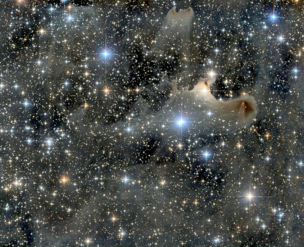仙王座焰火分子云,又称为鬼魂星云,大小超过2光年,距离我们约1200光年
