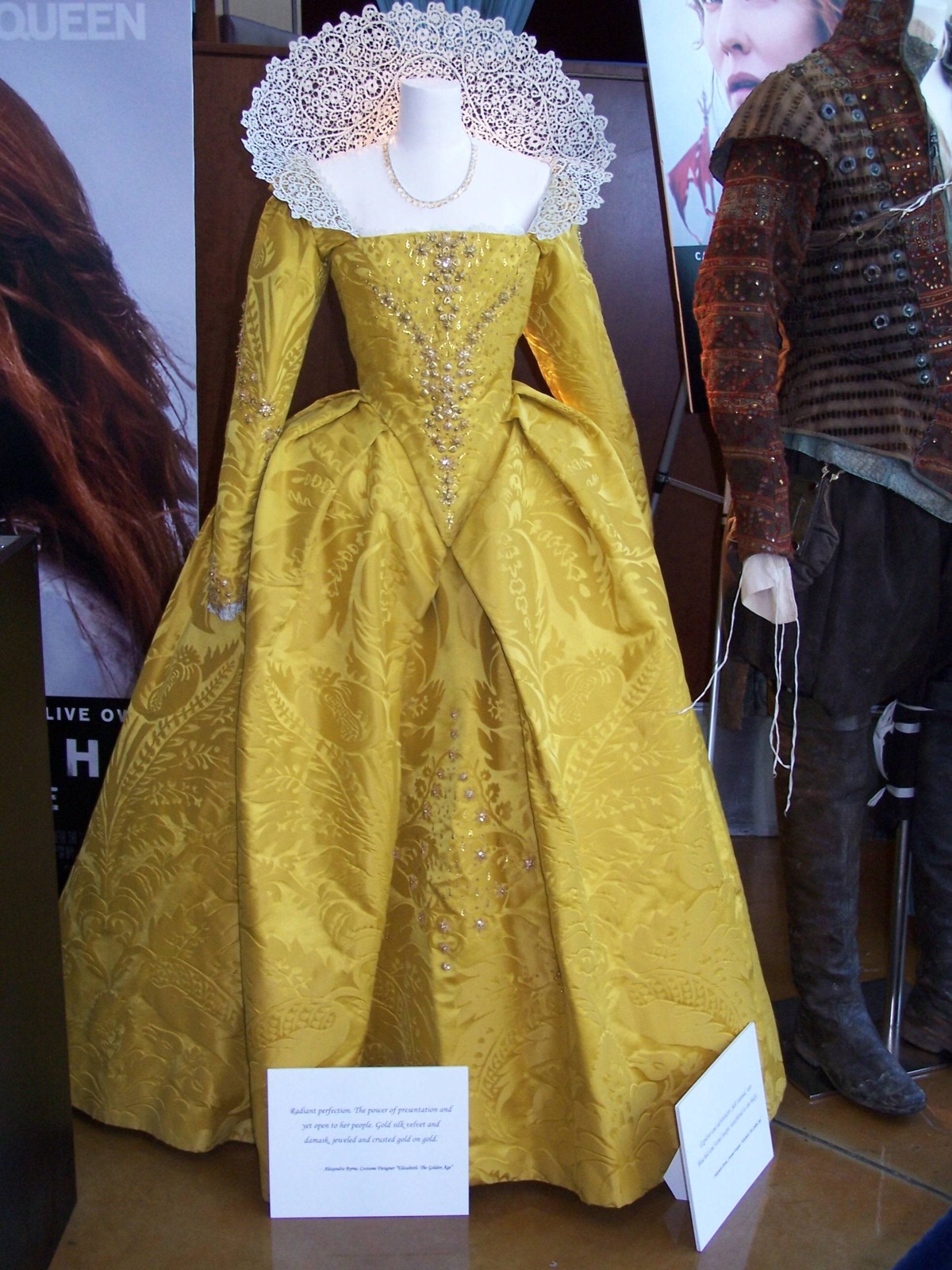 《伊丽莎白2黄金时代》黄色裙子的展览.