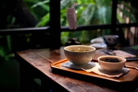 品茶是修心,在无尘的净水中彻悟禅意,饮下一壶人生的禅茶,在一滴水中