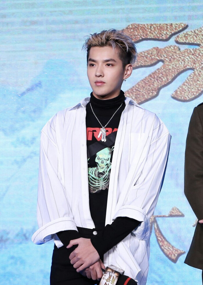 吴亦凡 kris exo 花美男 偶像 明星 帅哥 小鲜肉 锁屏 人物 杂志 屏保