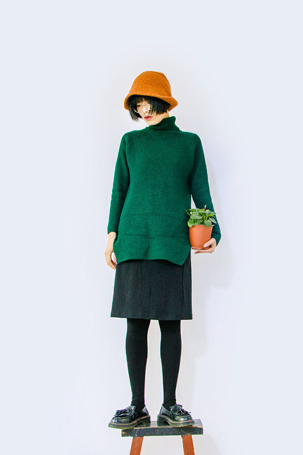 墨绿色复古毛衣搭配简约包臀裙,整体简单大方
