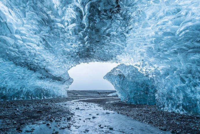瓦特纳冰原内部的拍摄到的震撼画面,这妖艳的蓝色让人仿佛置身外星球