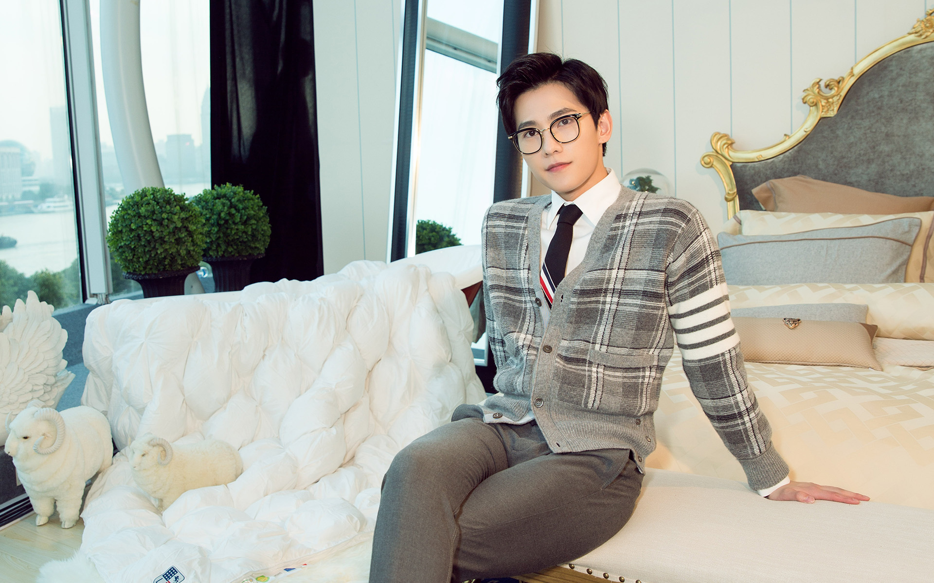 杨洋成熟绅士高清图片桌面壁纸,帅哥杨洋身穿针织衫戴着复古眼镜,温暖