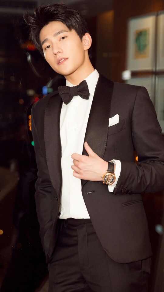 杨洋。穿西装的男人最帅。(高清图)手机壁纸